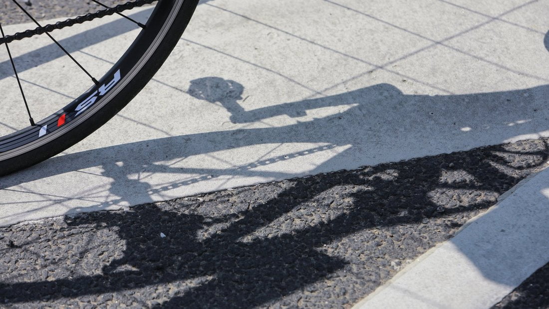Mērsraga pagastā pēc automašīnas un velosipēda sadursmes miris nepilngadīgs velosipēdists